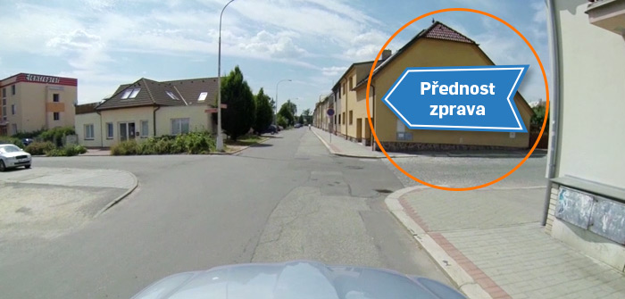 Šipka naznačuje přednost vozidel vjíždějících do křižovatky Šipka naznačuje přednost vozidel vjíždějících do křižovatky